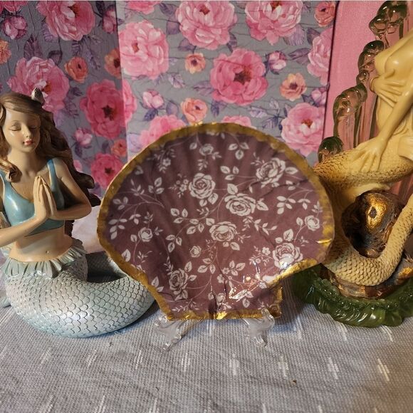 DECOUPAGE WHITE FLOWERS ON A SCALLOPED SHELL - Picture 1 of 3